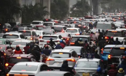 Ảnh: Nhiều tuyến phố Hà Nội, Sài Gòn ken đặc phương tiện trong ngày đầu đi làm sau kỳ nghỉ Tết Nguyên đán