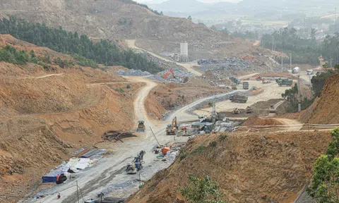 Cận cảnh công nhân đào hầm xuyên núi trên cao tốc Bắc - Nam