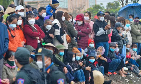 Ảnh: Hàng nghìn người dân chen nhau xem "vua đi cày" trong Lễ tịch Điền 2022
