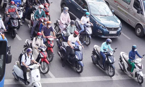 Đường phố TP HCM nhộn nhịp ngày đầu đi làm lại sau Tết