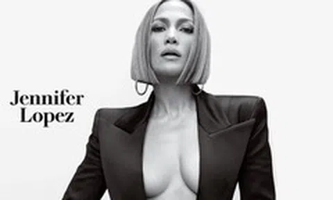 Jennifer Lopez mặc vest không nội y khoe đường cong ở tuổi 53