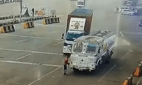 Đang lau xe, người đàn ông nhanh chân né cú tông 'tử thần'icon