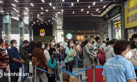 Ảnh, clip: Sân bay Tân Sơn Nhất đông nghẹt khách chiều mùng 7 Tết, nhiều người chờ hàng giờ để đón taxi