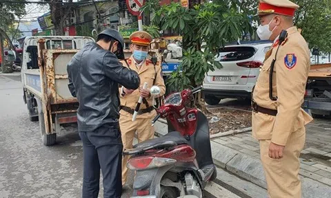Hàng loạt "ma men" thẫn thờ nộp phạt ngày đi làm đầu tiên sau Tết