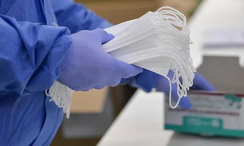 Từ tháng 3, tạm ngừng kinh doanh tạm nhập, tái xuất khẩu trang, găng tay y tế