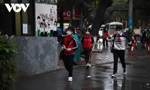 Học sinh Hà Nội háo hức, đội mưa đến trường từ sáng sớm sau nhiều tháng học online