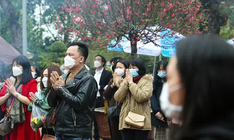 Ảnh: Đền Trần không tổ chức khai ấn, hàng nghìn người dân vẫn đổ về du xuân, cầu may