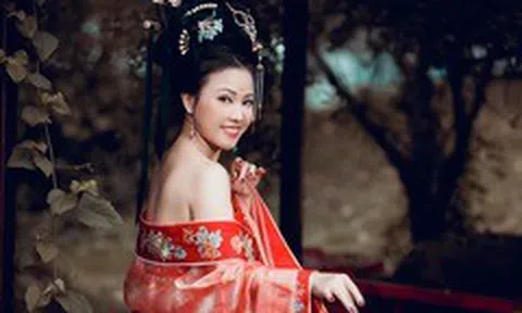 Vợ NSƯT Đăng Dương đổi phong cách cổ trang gợi cảm