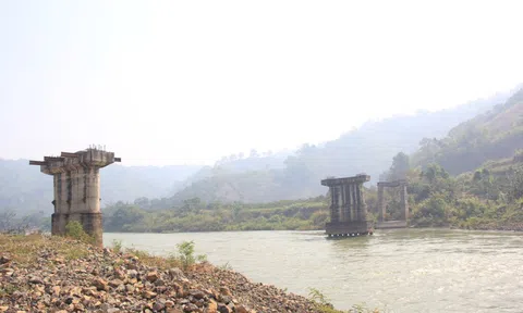 Chi 3 tỉ đồng... phá dỡ cây cầu bị lãng quên suốt 20 năm