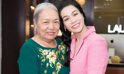 Nhật Kim Anh cùng mẹ ruột tình cảm ngày đầu năm