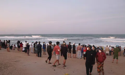 4 du khách đứng ở ghềnh đá chụp ảnh bị sóng lớn kéo ra biển, dân chỉ kịp cứu 2 người