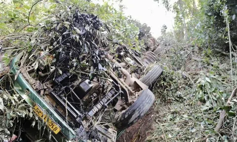 ẢNH: Cận cảnh nơi xe tải lao xuống vực sâu 70 mét khiến 6 người chết