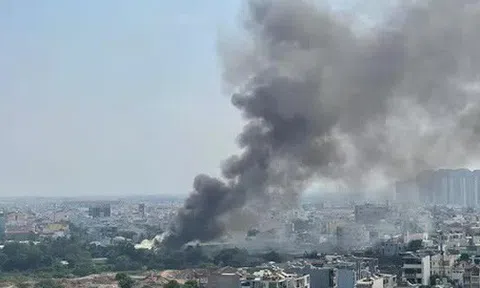 Cột khói bao trùm khu vực rộng lớn ở TP Thủ Đức – TP HCM