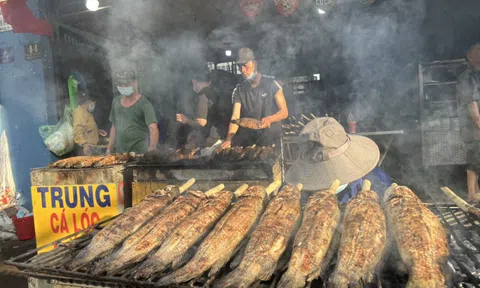 Tấp nập cảnh mua bán cá lóc nướng ngày vía Thần Tài