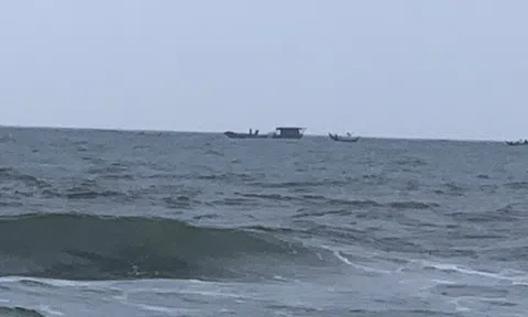 CLIP: Kéo chiếc "tàu ma" trôi tự do trên biển vào bờ