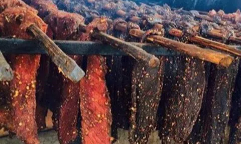 Cô gái dùng thủ đoạn không ngờ để chiếm đoạt nửa tạ thịt trâu gác bếp