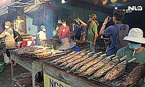 Trắng đêm nướng 3.000 con cá lóc bán ngày vía Thần Tài
