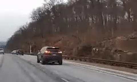 Nóng vội vượt ẩu, Honda Accord mất lái húc vách đá nát vụnicon