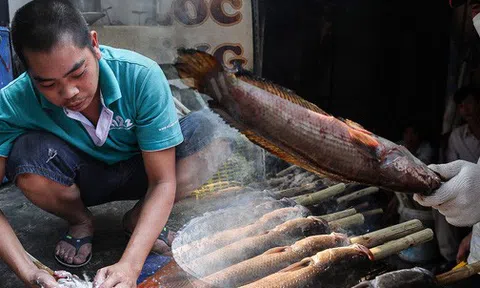 Ảnh, clip: Tiểu thương Sài Gòn tất bật chuẩn bị hàng chục ngàn con cá lóc nướng cho ngày vía Thần Tài