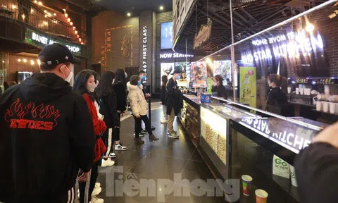 Giới trẻ tấp nập đi xem phim bom tấn trong ngày đầu rạp mở cửa trở lại