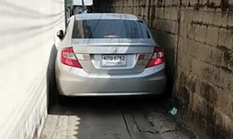 Xem nữ tài xế Honda Civic cụp gương, lách qua ngõ hẹp 'dễ như ăn kẹo'icon