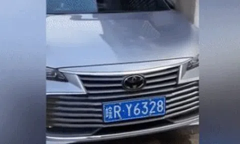 Bị kẹt cứng giữa ngõ hẹp, người dân phải phá trụ cổng giải cứu cho xế hộpicon