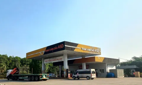 Nhiều người không đổ được xăng, liền gọi Cục Quản lý thị trường Bình Dương