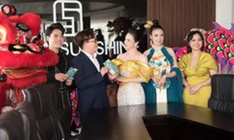 Nhật Kim Anh lì xì đàn anh Đại Nghĩa trong ngày vía Thần Tài