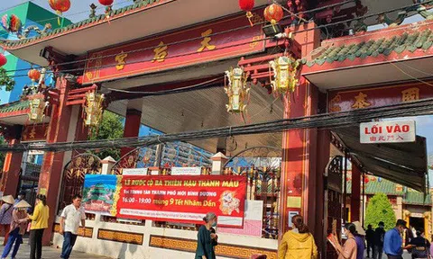 Nhiều người "ngỡ ngàng" trước hình ảnh tại chùa Bà Bình Dương