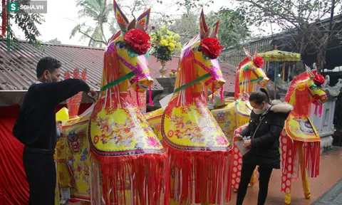 Nhiều người chi tiền triệu cúng vàng thỏi, ngựa giấy để làm lễ cầu may ngày vía Thần Tài