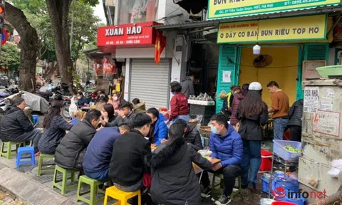 Quán bún ở Hà Nội bé tẹo, chỉ 1m2 thuê 16 nhân viên, bán nghìn bát mỗi ngày