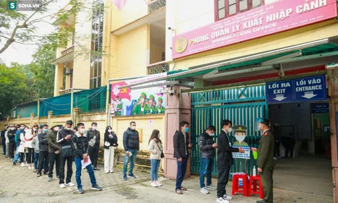 Được mở các chuyến bay ra nước ngoài, người dân xếp hàng dài chờ làm hộ chiếu đầu năm