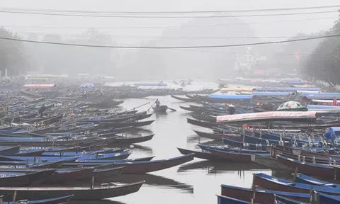 Chùm ảnh: Người dân tại khu du lịch chùa Hương hối hả chuẩn bị thuyền đò đón khách