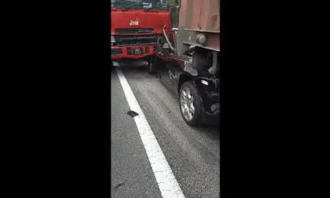 Xót xa cảnh siêu sang Rolls-Royce Ghost dồn toa giữa 2 xe tảiicon