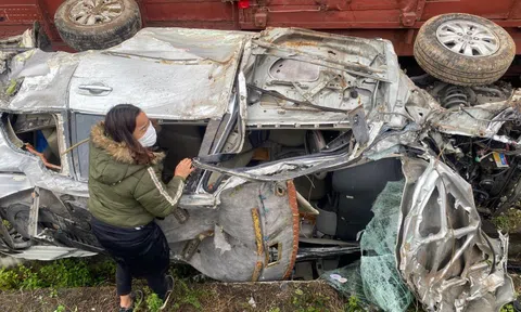 Qua đường sắt không quan sát, ô tô bị tàu hỏa tông bẹp dúm