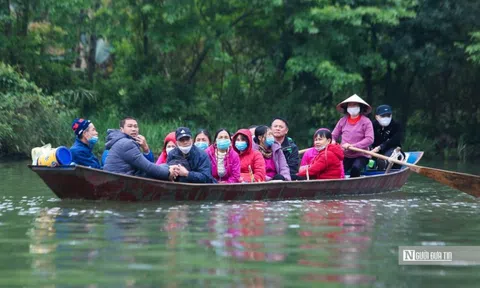 Dòng người đổ về chùa Hương vãn cảnh đầu năm