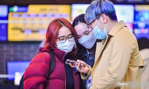 Rạp phim mở cửa trở lại: Sảnh chờ đông như hội, khách xem luôn 2 phim cho "đã"