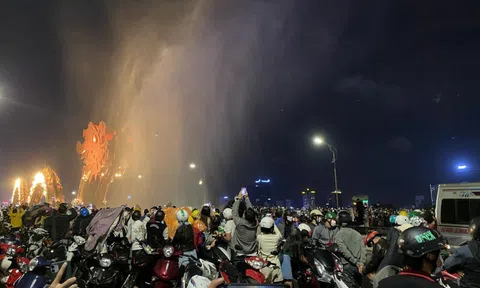 CLIP: Đông nghịt người xem cầu Rồng - Đà Nẵng phun lửa, phun nước trở lại