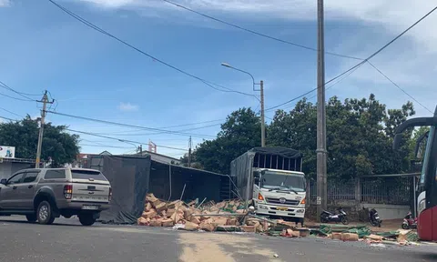 Xe tải mất thắng tông vào xe dừng đèn đỏ trên đường tránh TP Buôn Ma Thuột