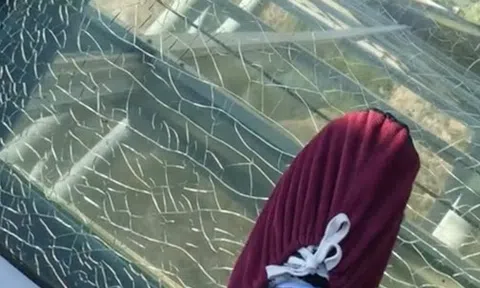 Thay thế tấm kính nứt vỡ trên cầu kính cao nhất Việt Nam trong 10 ngày