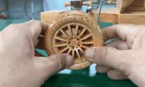 Thợ Việt lại khiến thế giới trầm trồ với siêu phẩm xe Mercedes G500 bằng gỗ