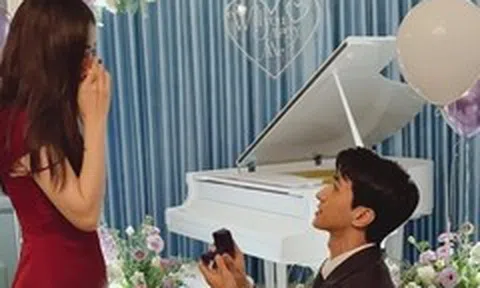 Bình An quỳ gối cầu hôn Á hậu Phương Nga