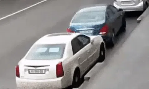 Đạp nhầm chân ga, tài xế gây va chạm liên hoànicon