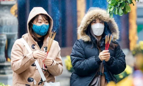 Giới trẻ vượt mưa rét đi cầu duyên trước ngày lễ tình nhân