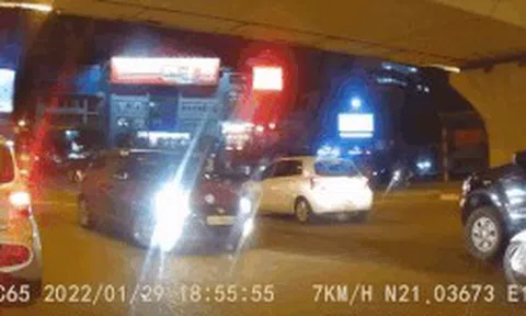 Nữ tài xế lỡ đi ô tô ngược chiều vào làn dừng đèn đỏicon