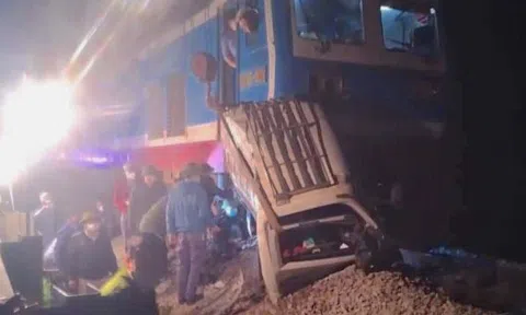 Xe tải bị tàu hỏa đâm nát bét trong đêm, tài xế xe tải và phụ lái tàu bị thương