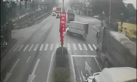 Khoảnh khắc kinh hoàng: Xe tải qua ngã tư bị container tông văng vào chốt gác chắn tàu