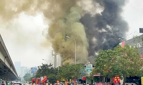 Hà Nội: Cháy lớn kèm theo nhiều tiếng nổ ở dãy cửa hàng