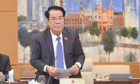 Cử tri băn khoăn tình trạng khan hiếm xăng dầu