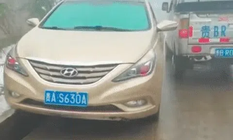 Kỹ năng lái đỉnh cao, đi trên mương thoát nước để tránh xe ngược chiềuicon